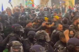 Žluté čepice proti Macronovi. Rozzuření farmáři prorazili bránu, vnikli na zemědělský veletrh v Paříži
